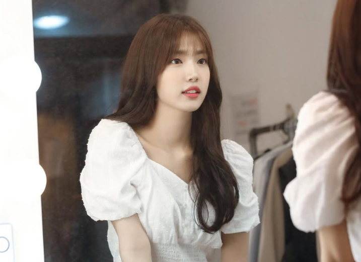 거울보고있는윤서아배우