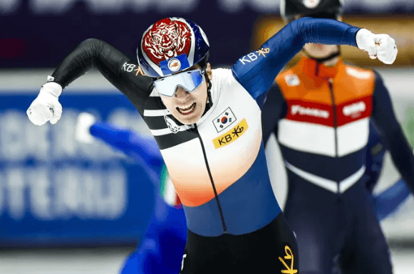 황대헌-포효하는-모습