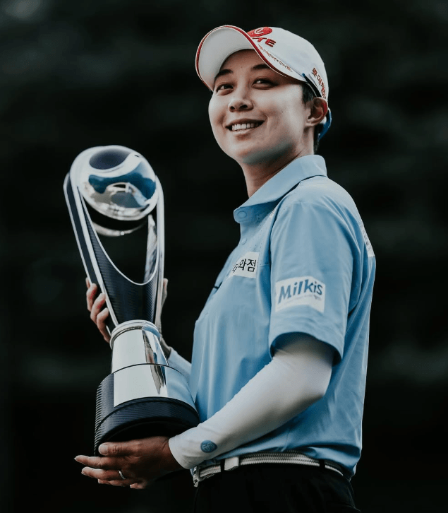 우승컵-들고있는-김효주-선수